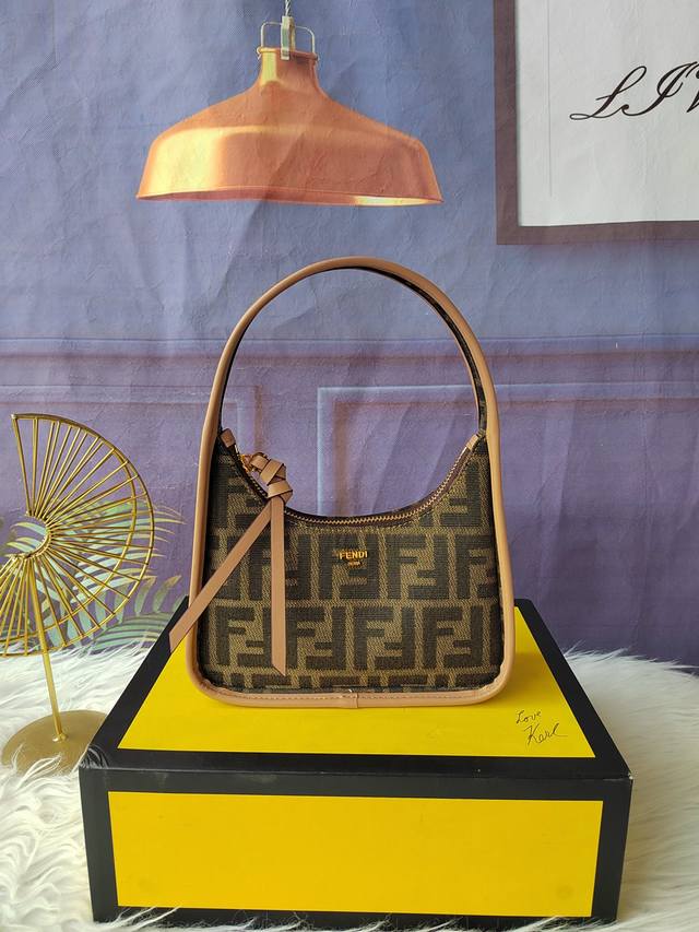 款号8Bs094 Fendessence迷你新月包,布料材质,拉链开合,尺寸28Cm-20.5Cm-7Cm 款号8Bs094 Fendessence迷你新月包,布料材质,拉链开合,尺寸28Cm-20.5Cm-7Cm