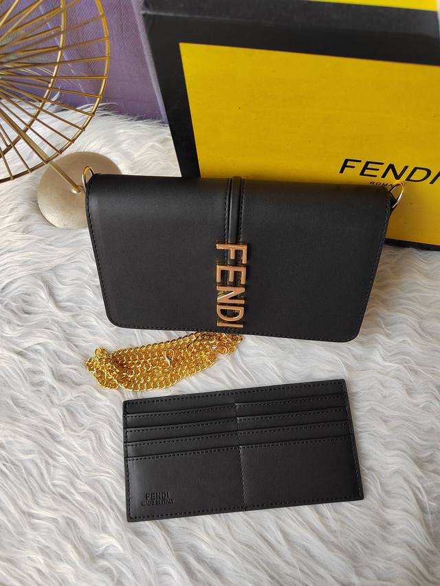 款号8Bs076黑色,带翻盖紧凑型Fendlography皮夹,配有八个卡槽和拉链口袋,尺寸21.5Cm-11Cm-4.5Cm 款号8Bs076黑色,带翻盖紧凑型Fendlography皮夹,配有八个卡槽和拉链口袋,尺寸21.5Cm-11Cm-4.5Cm