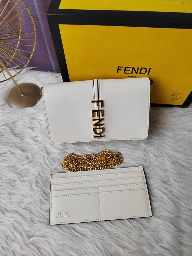 款号8Bs076白色,带翻盖紧凑型Fendlography皮夹,配有八个卡槽和拉链口袋,尺寸21.5Cm-11Cm-4.5Cm 款号8Bs076白色,带翻盖紧凑型Fendlography皮夹,配有八个卡槽和拉链口袋,尺寸21.5Cm-11Cm-4.5Cm