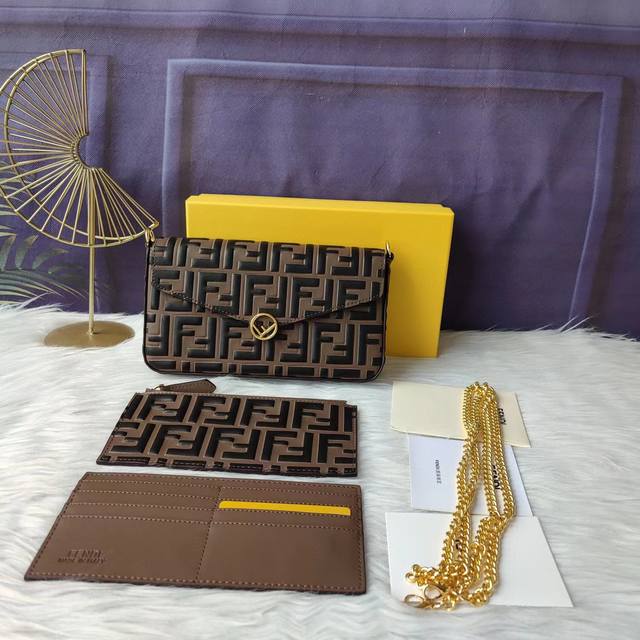 型号:F8Bs033 芬迪咖啡色。 尺寸21.5X13X3Cm介绍:几何图形翻盖迷你手袋,饰有Fendi微标,按扣开合,配两个可拆式内袋--一个带拉链,一个带8 型号:F8Bs033 芬迪咖啡色。 尺寸21.5X13X3Cm介绍:几何图形翻盖迷你手袋,饰有Fendi微标,按扣开合,配两个可拆式内袋--一个带拉链,一个带8