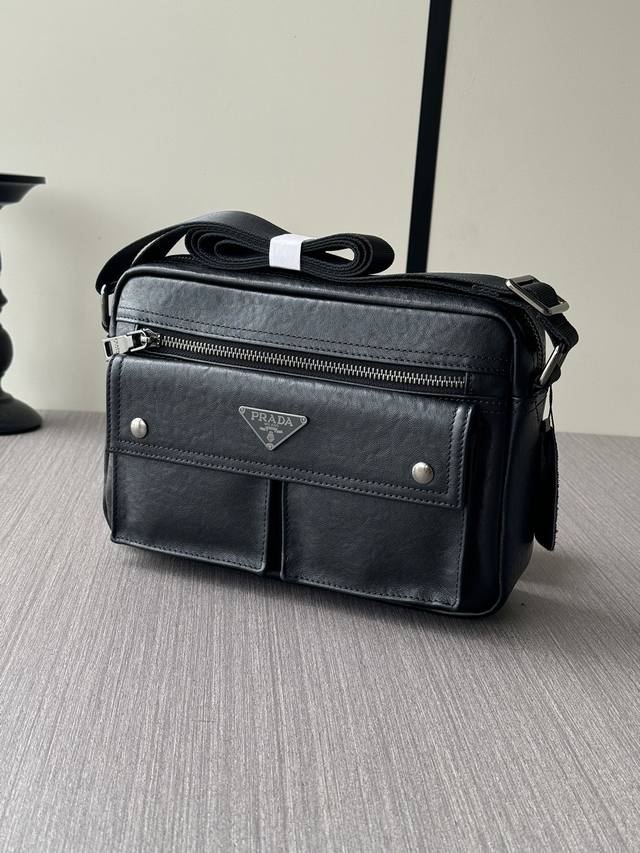 图片实拍现货 。顶级专柜老鼠高端狠货 最新火爆款普拉达斜挎包大量出货啦,叫嚣专柜货顶级原单货纸上谈兵吹牛皮的咱不会，请让狠货说话。款式可以复制抄袭，材料做工骗不