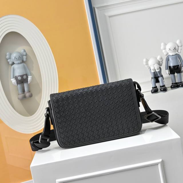 Bv葆蝶家升级版 Bottega Veneta最新款Bv斜挎包 官网同步 采用顶级皮料 手感柔软舒适超赞 专柜原装乌钢五金专用里布 尺寸:25X6X17Cm 8