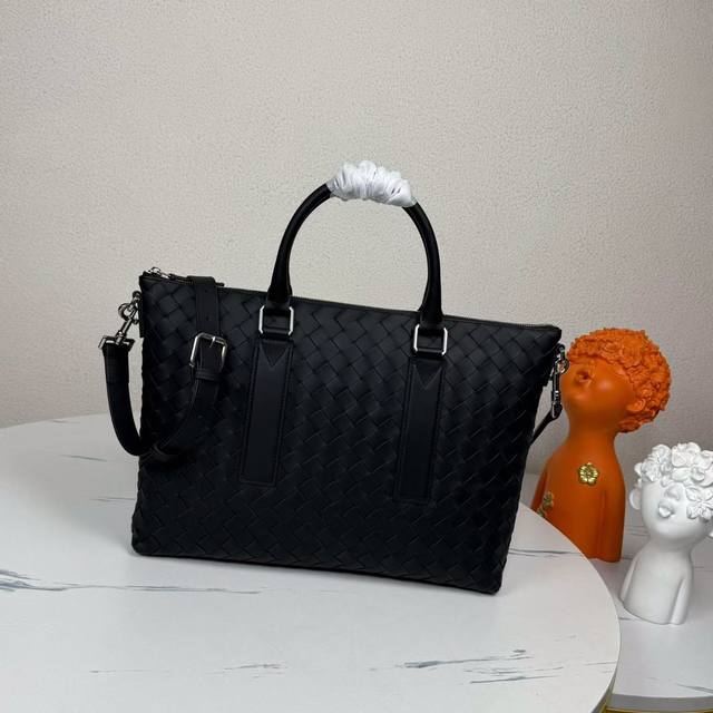 Bv新款 男士公文包不同大小，不同款式的公文包适合任何一位男士 休闲，正装都能搭配职场必备之选 运用精湛工艺在皮革上编织不同的大小 呈现出满满高级感，设计简约又