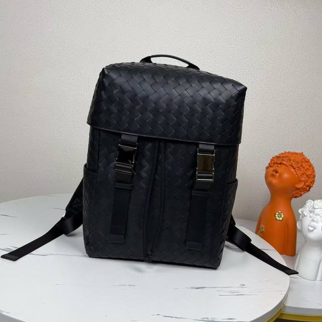 Bv新款 编织翻盖双肩包 黑色极简双肩包真的好高级呀 牛皮编织工艺 柔软舒适 耐磨耐造，背面设置可固定拉杆箱的行李带 和外设有口袋 超贴心 简介包型配上超大的容