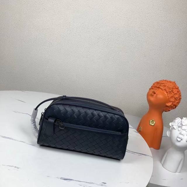 Bv海外原单品质专柜同步狠货来袭顶级打蜡牛皮，专柜原单五金，独特的设计风格完美至极！让时尚变得无止境 那质感和 那手工无可挑剔，独一无二的它，大气中有内涵。所有