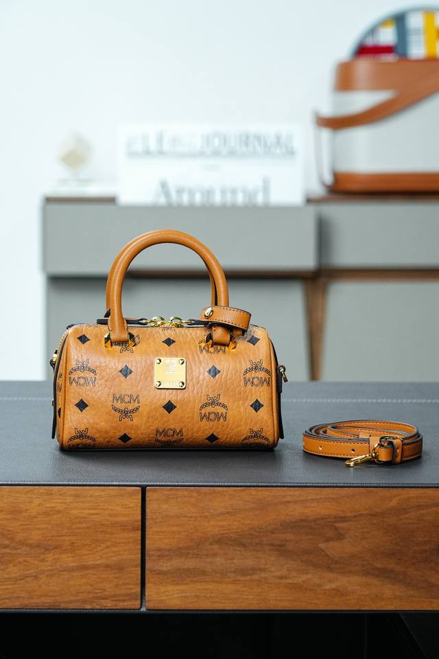 全新升级官网同步 干邑色#波士顿枕头包 Cp独家|经典干邑色 单肩斜挎手拧 官网同步在售款 这款Mini波士顿包对经典风格进行了全新演绎 采用经典Visetos 全新升级官网同步 干邑色#波士顿枕头包 Cp独家|经典干邑色 单肩斜挎手拧 官网同步在售款 这款Mini波士顿包对经典风格进行了全新演绎 采用经典Visetos