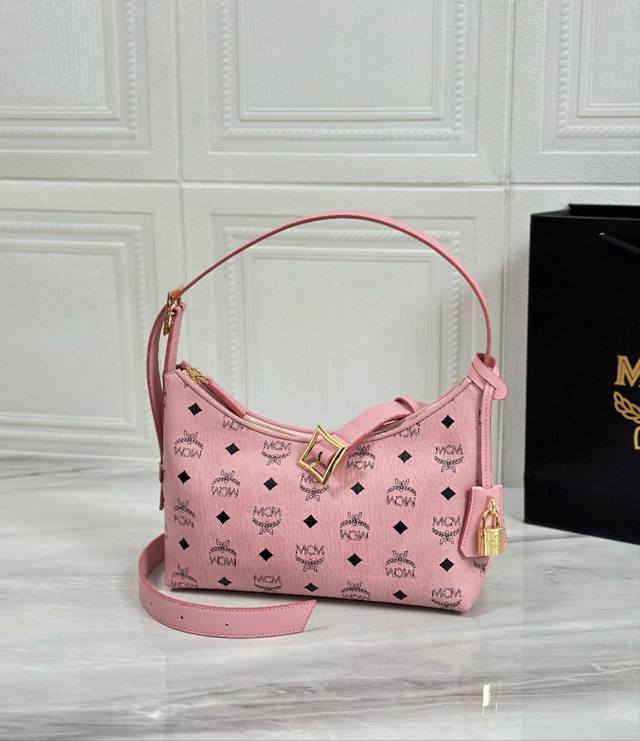 新款 桃花粉Small#腋下肩背包 Cp独家老花满印 这款单品对经典的休闲款式进行了现代风的全新演绎,在柔软与挺阔之间取得了理想的平衡。这款小号Aren Hob 新款 桃花粉Small#腋下肩背包 Cp独家老花满印 这款单品对经典的休闲款式进行了现代风的全新演绎,在柔软与挺阔之间取得了理想的平衡。这款小号Aren Hob