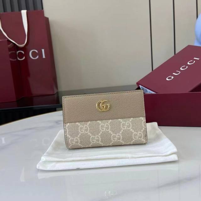 顶配版 源自70年代典藏设计的双G配件继续在Gg Marmont系列中绽放异彩。这款卡包采用米色和燕麦色Gg Supreme帆布制作,饰以燕麦皮革细节。 双G 顶配版 源自70年代典藏设计的双G配件继续在Gg Marmont系列中绽放异彩。这款卡包采用米色和燕麦色Gg Supreme帆布制作,饰以燕麦皮革细节。 双G