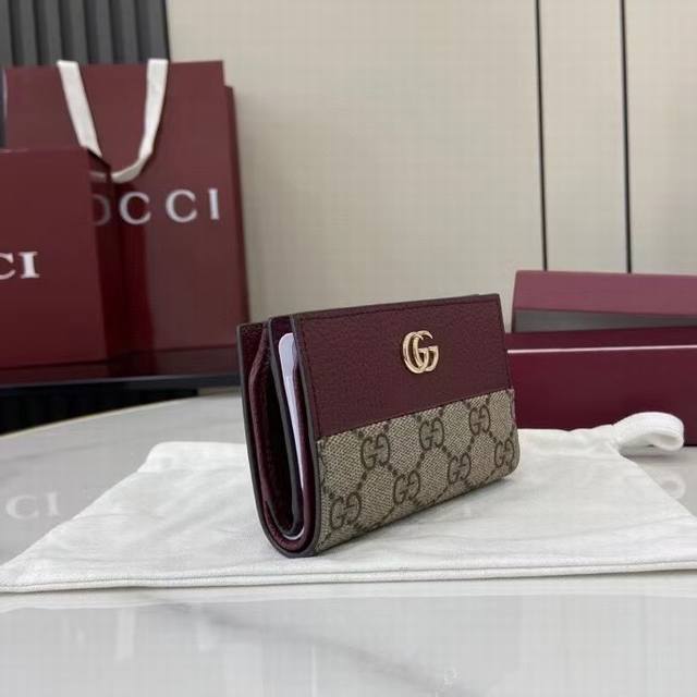 顶配版 源自70年代典藏设计的双G配件继续在Gg Marmont系列中绽放异彩。这款卡包采用米色和安可拉红色Gg Supreme帆布制作,饰以安可拉红皮革细节。 顶配版 源自70年代典藏设计的双G配件继续在Gg Marmont系列中绽放异彩。这款卡包采用米色和安可拉红色Gg Supreme帆布制作,饰以安可拉红皮革细节。