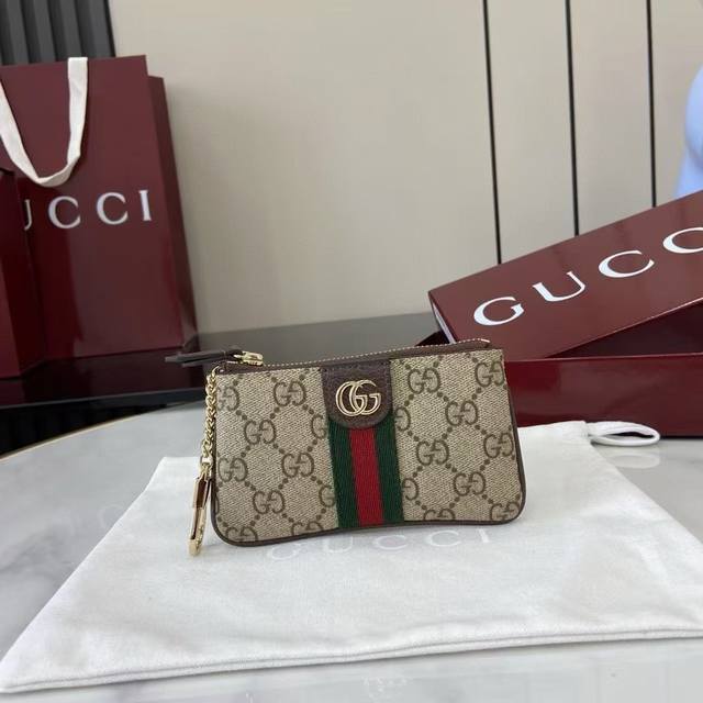 顶配版 新品 Ophidia系列亮眼呈献新颖廓形与实用功能性设计,以标志性米色和安可拉红色配色匠心演绎,缔就质地柔软的配饰单品,这款拉链钥匙包便是其中一款代表作 顶配版 新品 Ophidia系列亮眼呈献新颖廓形与实用功能性设计,以标志性米色和安可拉红色配色匠心演绎,缔就质地柔软的配饰单品,这款拉链钥匙包便是其中一款代表作