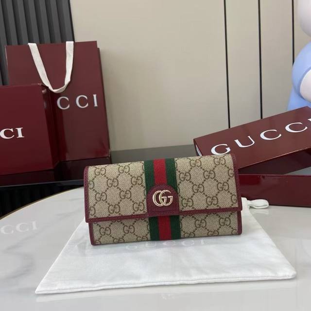 顶配版 新品 Ophidia系列亮眼呈献新颖廓形与实用功能性设计,以标志性米色和安可拉红色配色匠心演绎,缔就质地柔软的配饰单品,这款长款钱包便是其中一款代表作。 顶配版 新品 Ophidia系列亮眼呈献新颖廓形与实用功能性设计,以标志性米色和安可拉红色配色匠心演绎,缔就质地柔软的配饰单品,这款长款钱包便是其中一款代表作。