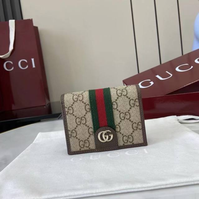 顶配版 新品 Ophidia系列亮眼呈献新颖廓形与实用功能性设计,以标志性米色和棕色配色匠心演绎,缔就质地柔软的配饰单品,这款钱包便是其中一款代表作。 米色和深 顶配版 新品 Ophidia系列亮眼呈献新颖廓形与实用功能性设计,以标志性米色和棕色配色匠心演绎,缔就质地柔软的配饰单品,这款钱包便是其中一款代表作。 米色和深