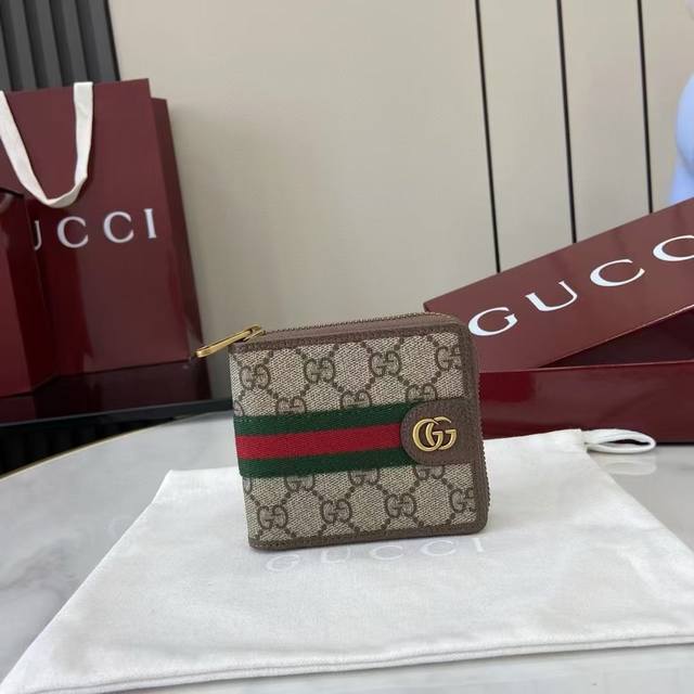 顶配版 新品 Ophidia系列亮眼呈献新颖廓形与实用功能性设计,以标志性米色和深棕色配色匠心演绎,缔就质地柔软的配饰单品,这款钱包便是其中一款代表作。 米色和 顶配版 新品 Ophidia系列亮眼呈献新颖廓形与实用功能性设计,以标志性米色和深棕色配色匠心演绎,缔就质地柔软的配饰单品,这款钱包便是其中一款代表作。 米色和