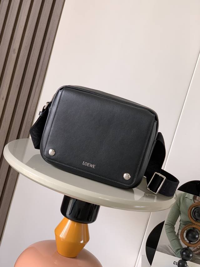 新款小号平纹牛皮革 pebble 邮差包pebble 邮差包采用实用精巧设计,配有双重标志性 Anagram pebble .此中号版本采用柔软粒面牛皮革制成* 新款小号平纹牛皮革 pebble 邮差包pebble 邮差包采用实用精巧设计,配有双重标志性 Anagram pebble .此中号版本采用柔软粒面牛皮革制成*