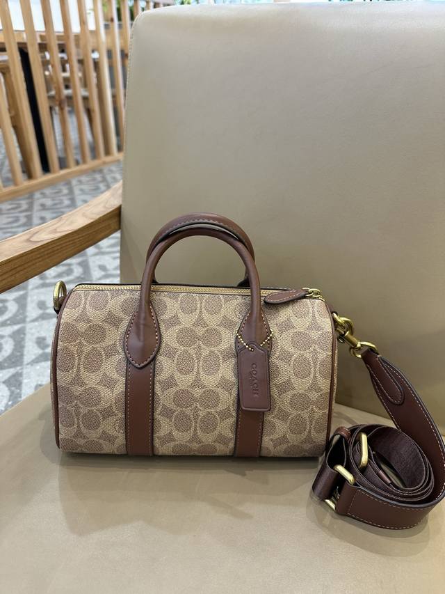 新款 Coach蔻驰Compass系列小号25号男士波士顿Ccf49 Ccb83经典标志老花枕头包,男女通用款,可做情侣款,经典标志印花帆布涂层配牛皮革,可手提 新款 Coach蔻驰Compass系列小号25号男士波士顿Ccf49 Ccb83经典标志老花枕头包,男女通用款,可做情侣款,经典标志印花帆布涂层配牛皮革,可手提