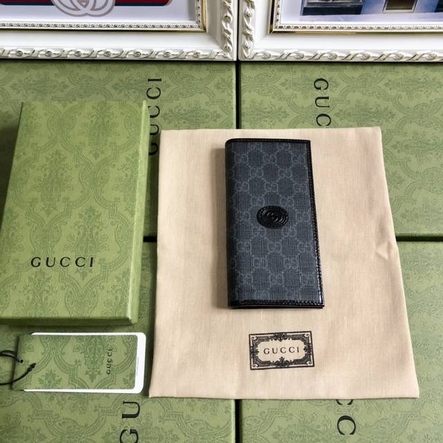 顶配版 新款西装夹采用Gg Supreme帆布材质搭配同色调皮革滚边,可放在胸袋内。黑色Gg Supreme帆布,环保材料。黑色皮革滚边。粘胶纤维衬里。椭圆形互 顶配版 新款西装夹采用Gg Supreme帆布材质搭配同色调皮革滚边,可放在胸袋内。黑色Gg Supreme帆布,环保材料。黑色皮革滚边。粘胶纤维衬里。椭圆形互