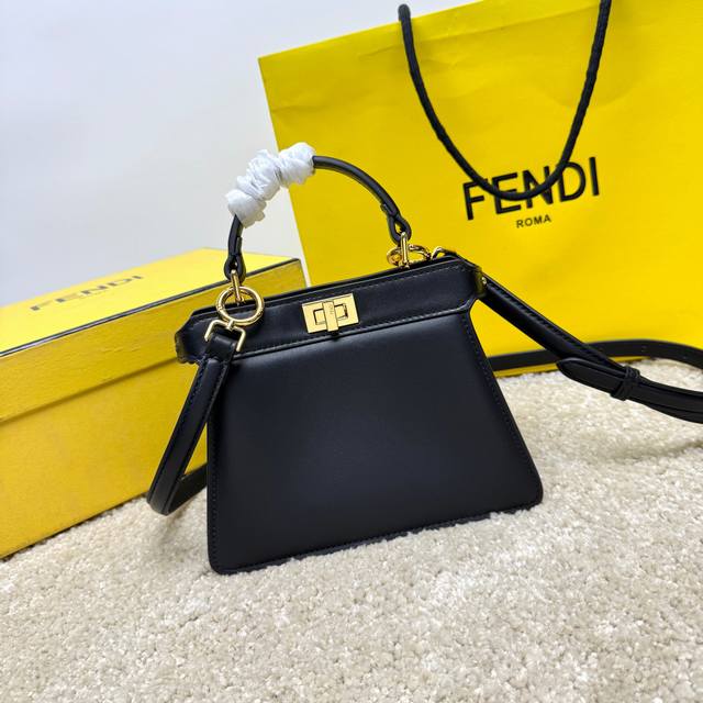 黑色小号 Fend1 peekaboo Iseeu petite 经典的包型随着每一季设计暗藏的变化，自带气场与高级感，入手多年都不会过时，容量不大不小，正适合
