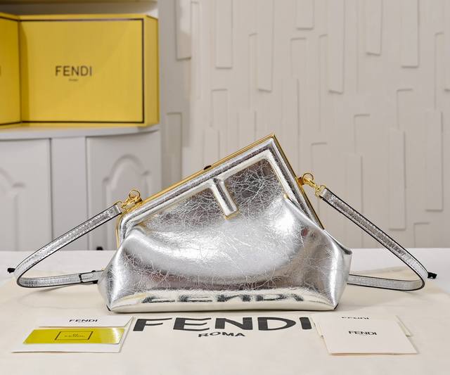 型号80016 全新Fend1 First来了！！ 设计师Kim Jones主导下，设计的第一款Fend1，颠覆了以往的包型，金属包边大Logo锁扣加上包身设计