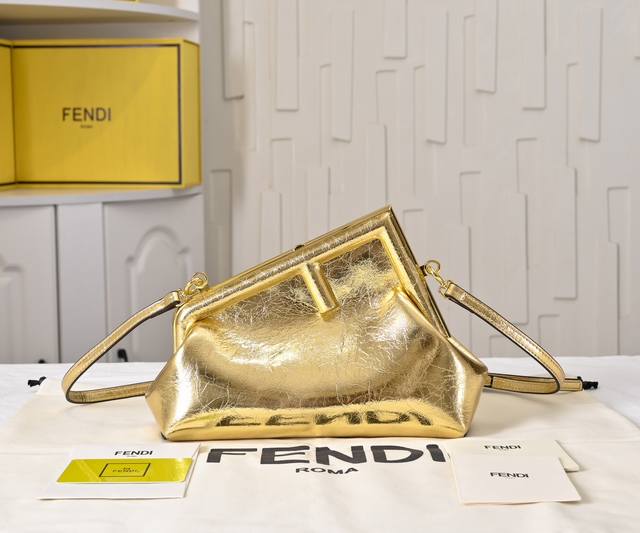 型号80016 全新Fend1 First来了！！ 设计师Kim Jones主导下，设计的第一款Fend1，颠覆了以往的包型，金属包边大Logo锁扣加上包身设计