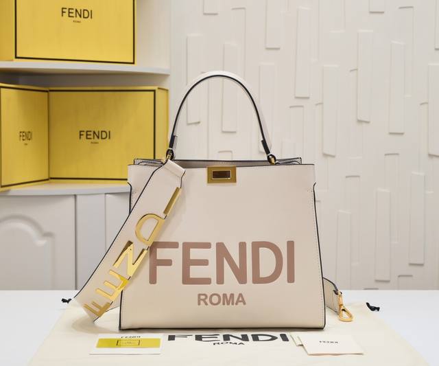 回货 Fendi X-Lite peekaboo系列手袋10周年而诞生的全新peekaboo X-Lite系列手袋！ 摈弃了经典的横杠设计与中央隔层 peeka