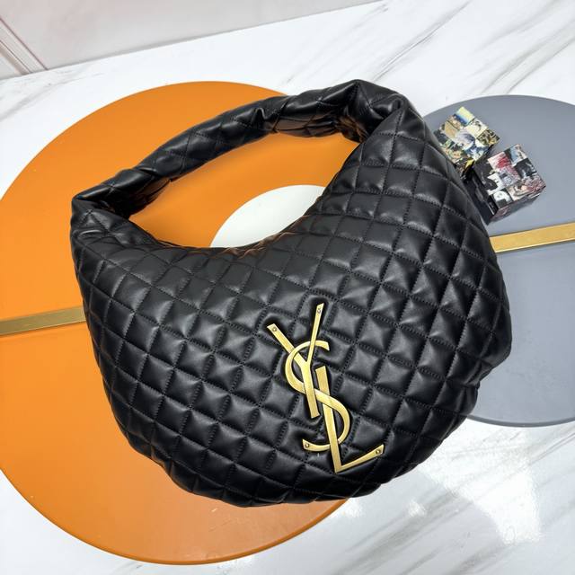 黑羊皮 金 新款Icare Baby纳帕羊皮手袋 备受瞩目的可颂形状包包闪亮登场，标志性的金属Logo点缀其中，完美结合复古与现代感，堪称本季最令人期待的It