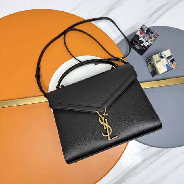 原单24Cm p Cassandra原厂皮版本鱼子酱纹手拎包！这个系列特别的设计就是它的旋转式金属扣，匠心设计工艺复杂程度非同一般；内部设有隔层分开形成两个大容