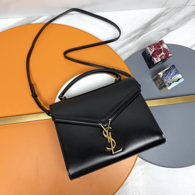 cassandra原单皮牙签纹 这个系列特别的设计就是它的旋转式金属扣，匠心设计工艺复杂程度非同一般；内部设有隔层分开形成两个大容量的内袋及一个插袋，背后有一个