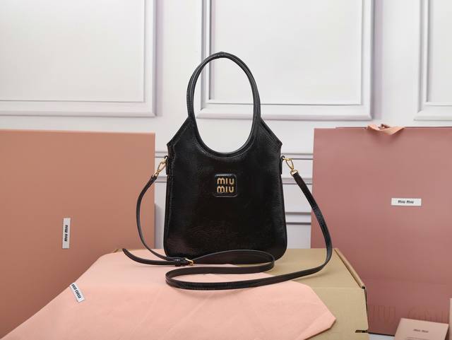 特级原厂皮 5Ba281M家新品迷你托特包，新尺寸小巧可爱适配度高，时髦别致又百搭，细节精致考究，经典浮雕字母徽标增添别具一格的格调与辨识度，延续 M家复古风，