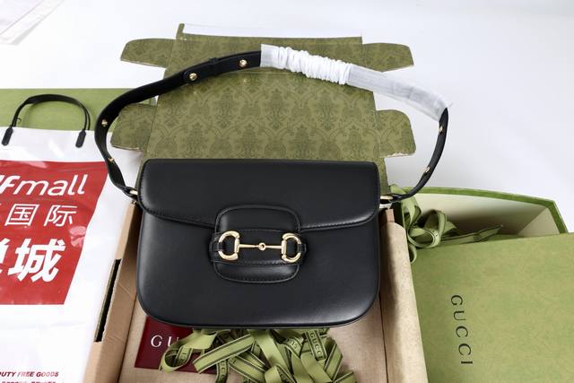 内外羊皮 简介:2025秋冬系列, 这款肩背包再现品牌马术风格设计,融蕴浅金色调细节与光面软皮,搭配双环和长条配件,为Gucci Horsebit 1955系列 内外羊皮 简介:2025秋冬系列, 这款肩背包再现品牌马术风格设计,融蕴浅金色调细节与光面软皮,搭配双环和长条配件,为Gucci Horsebit 1955系列
