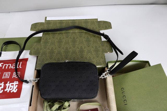 跑量价 简介:Gg帆布致敬品牌立等可辨的Gg字母交织图案,该图案源自品牌创始人Guccio Gucci先生的姓名首字母缩写。这款日常托特包缀饰红绿织带细节,配以 跑量价 简介:Gg帆布致敬品牌立等可辨的Gg字母交织图案,该图案源自品牌创始人Guccio Gucci先生的姓名首字母缩写。这款日常托特包缀饰红绿织带细节,配以