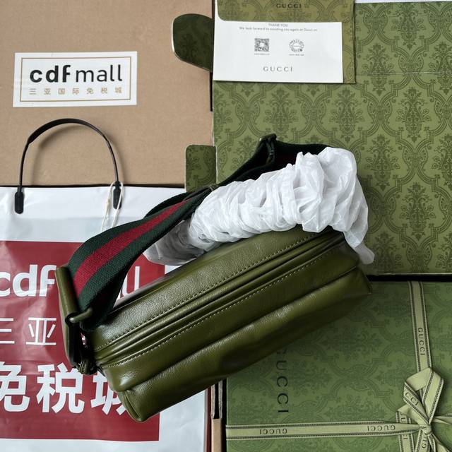 进口皮 简介:从古金色调到闪亮钯金配色,双G造型配件一直是 Gucci旅行箱包系列的主流元素;该配件现以同色调珐琅饰面匠心呈现,为每款包袋注入现代时尚气息。在这 进口皮 简介:从古金色调到闪亮钯金配色,双G造型配件一直是 Gucci旅行箱包系列的主流元素;该配件现以同色调珐琅饰面匠心呈现,为每款包袋注入现代时尚气息。在这