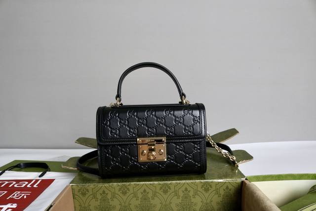 跑量价 简介:Padlock系列以时尚廓形惊艳亮相2025秋冬系列,解锁多种背携方式。这款手提包以Gg印花压纹牛皮革匠心打造。 枣红Gg印花压纹牛皮革。 古驰枣 跑量价 简介:Padlock系列以时尚廓形惊艳亮相2025秋冬系列,解锁多种背携方式。这款手提包以Gg印花压纹牛皮革匠心打造。 枣红Gg印花压纹牛皮革。 古驰枣