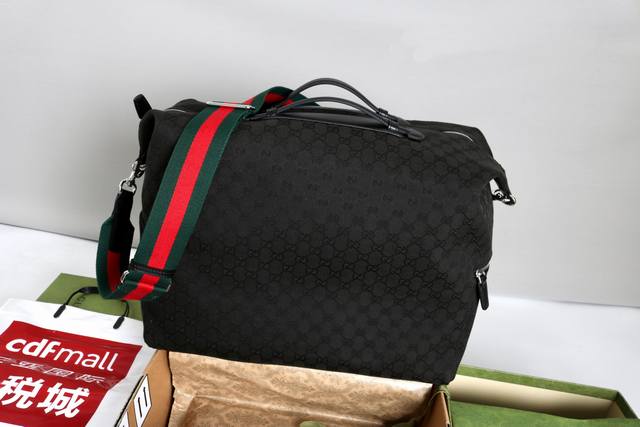 跑量价 简介:Gg帆布致敬品牌立等可辨的Gg字母交织图案,该图案源自品牌创始人Guccio Gucci先生的姓名首字母缩写。这款日常托特包缀饰红绿织带细节,配以 跑量价 简介:Gg帆布致敬品牌立等可辨的Gg字母交织图案,该图案源自品牌创始人Guccio Gucci先生的姓名首字母缩写。这款日常托特包缀饰红绿织带细节,配以