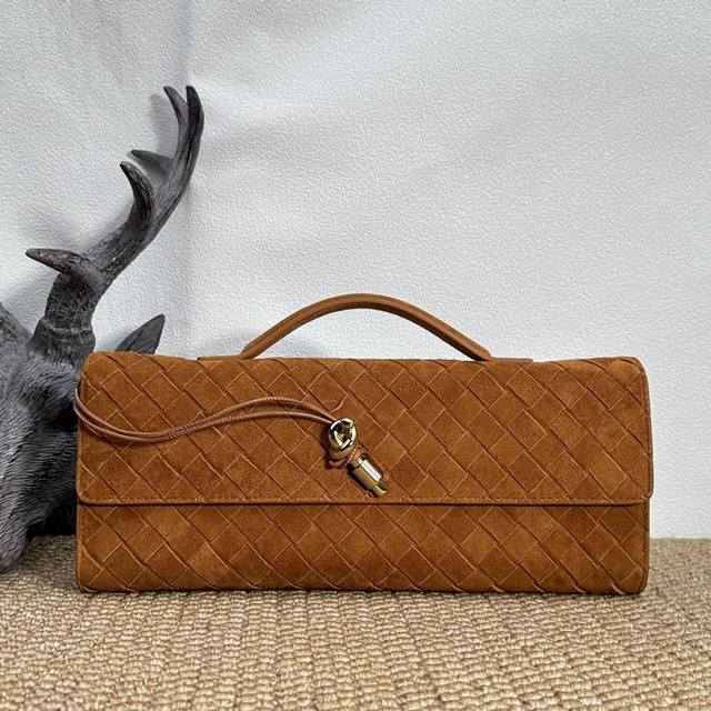 Bv Andiamo Slouch手拿包 羊绒琥珀 这个系列是一只比一只火啊 大家对这只手包的需求量一直居高不减 在手包届可以说是独树一帜的存在 像是出席晚宴婚