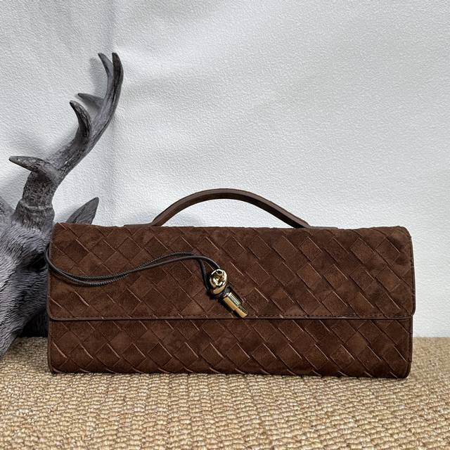 Bv Andiamo Slouch手拿包 羊绒咖啡 这个系列是一只比一只火啊 大家对这只手包的需求量一直居高不减 在手包届可以说是独树一帜的存在 像是出席晚宴婚