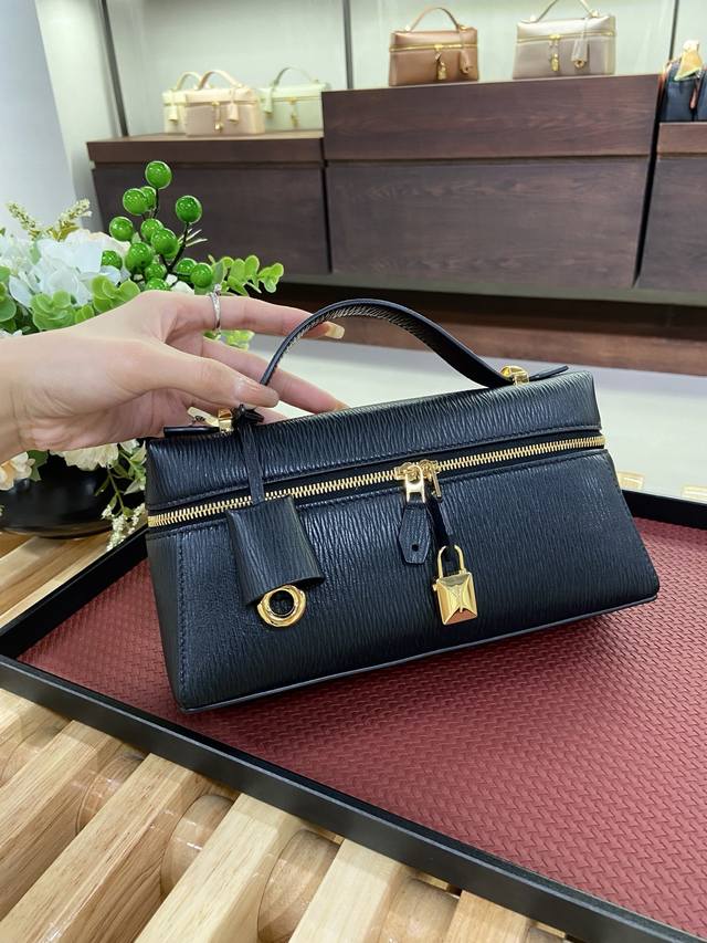 原厂皮 同等质量外贸版 现货｜- ｜黑色｜牙签纹 2025专柜同步最新款. 采用原厂进口Gr标牛皮. Zp的皮做出Zp的效果. 两个锁可以自由拆卸.