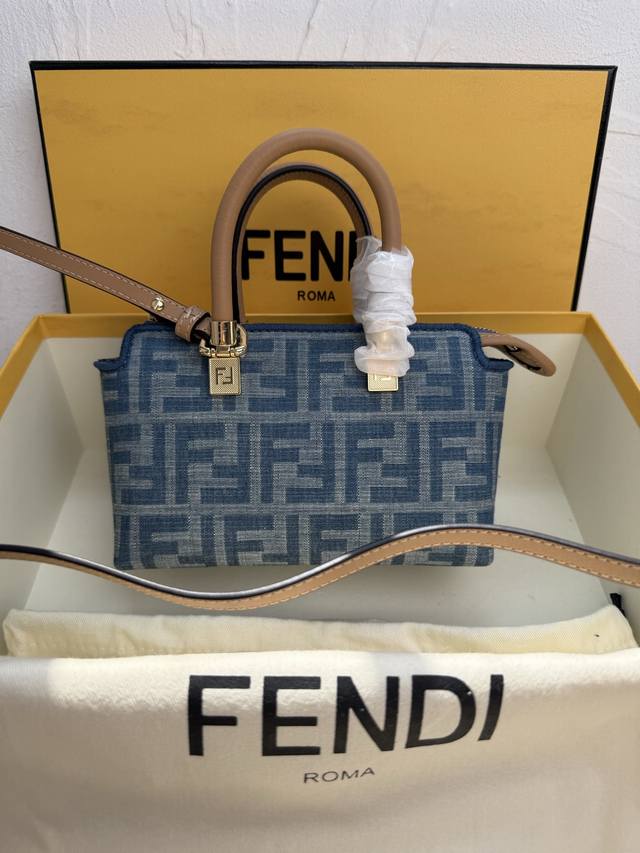 正品级 牛仔布蓝字 By Theway迷你手袋 浅蓝色牛仔布小号波士顿手袋Lconic By Theway Boston迷你手袋,浅蓝色牛仔布材质,饰有同色系F 正品级 牛仔布蓝字 By Theway迷你手袋 浅蓝色牛仔布小号波士顿手袋Lconic By Theway Boston迷你手袋,浅蓝色牛仔布材质,饰有同色系F