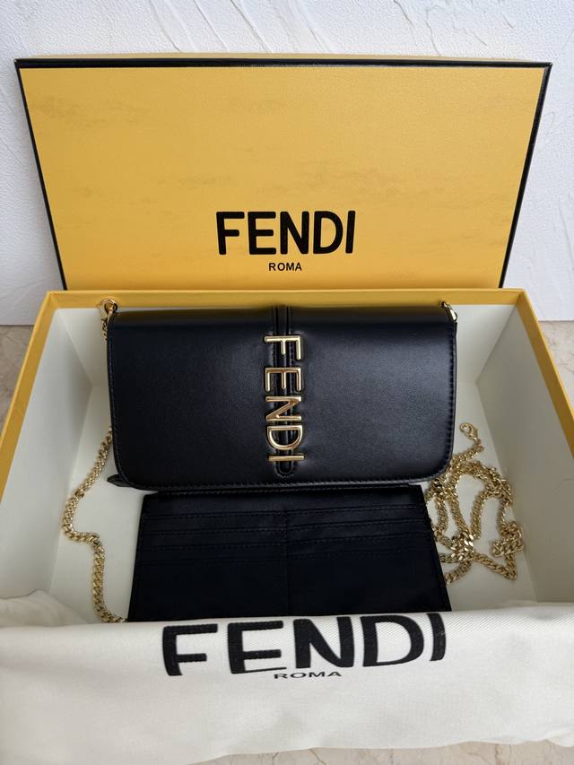 正品级 新款黑色 版二合一链条包Fendi Graphy,经典老花配上金属Logo,简单不失格调,可以斜挎也能手拿,内附小卡袋,完美8813B59尺寸22X5X 正品级 新款黑色 版二合一链条包Fendi Graphy,经典老花配上金属Logo,简单不失格调,可以斜挎也能手拿,内附小卡袋,完美8813B59尺寸22X5X