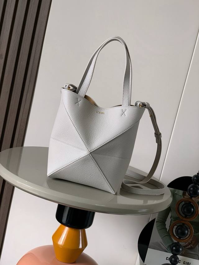 原厂皮 新款亮面牛皮革迷你号Puzzle Fold手袋又把几何图形玩出花了很久没见过这么实用又设计感满满的托特包了这款延续了Puzzle系列的几何美学以折纸包为