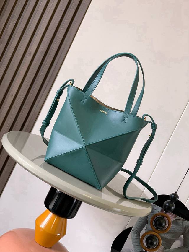 原厂皮 新款亮面牛皮革迷你号Puzzle Fold手袋又把几何图形玩出花了很久没见过这么实用又设计感满满的托特包了这款延续了Puzzle系列的几何美学以折纸包为