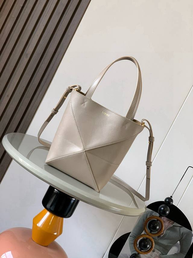 原厂皮 新款亮面牛皮革迷你号Puzzle Fold手袋又把几何图形玩出花了很久没见过这么实用又设计感满满的托特包了这款延续了Puzzle系列的几何美学以折纸包为