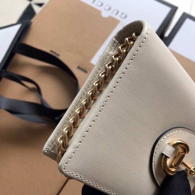 厂价 。 最高版本顶级原单货原厂皮 621892 Gucci1955全皮马衔扣系列配饰.米色 乌木色Ggsupreme人造革.采用环保工艺制作而成.棕色皮革细节 厂价 。 最高版本顶级原单货原厂皮 621892 Gucci1955全皮马衔扣系列配饰.米色 乌木色Ggsupreme人造革.采用环保工艺制作而成.棕色皮革细节