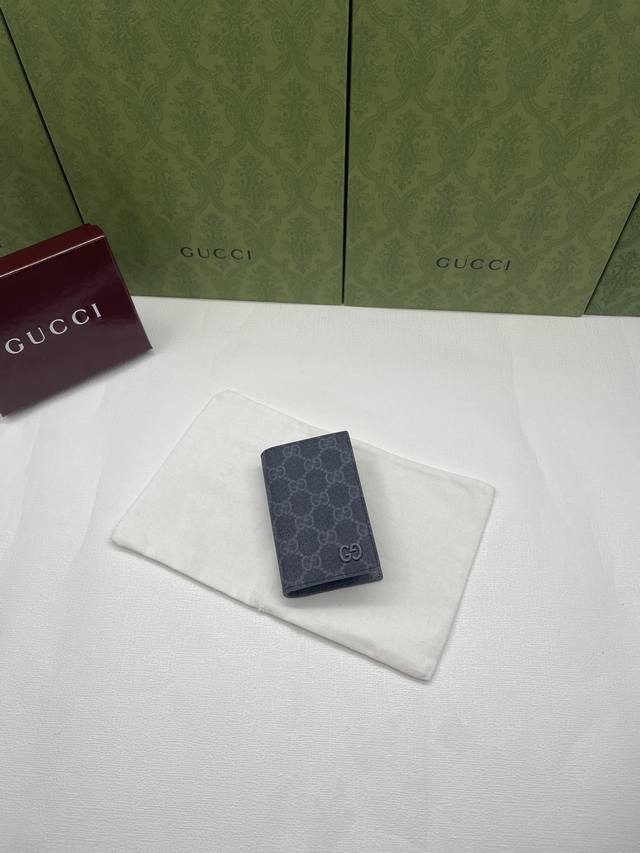 配绿盒包装 饰Gg细节长款卡片夹。Gucci典藏元素Gg细节与活力配色巧妙糅合。这款长款卡片夹以Gg Supreme帆布匠心打造,巧妙融入红色撞色细节,为这款小 配绿盒包装 饰Gg细节长款卡片夹。Gucci典藏元素Gg细节与活力配色巧妙糅合。这款长款卡片夹以Gg Supreme帆布匠心打造,巧妙融入红色撞色细节,为这款小