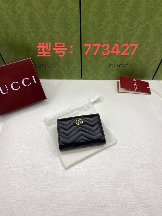 配红盒包装 款式773427 Dtdht 1000 Cruise 24系列的灵感源自品牌的标志性图案,以全新的方式重新诠释独特的符号和元素。一个季节一个季节,G 配红盒包装 款式773427 Dtdht 1000 Cruise 24系列的灵感源自品牌的标志性图案,以全新的方式重新诠释独特的符号和元素。一个季节一个季节,G