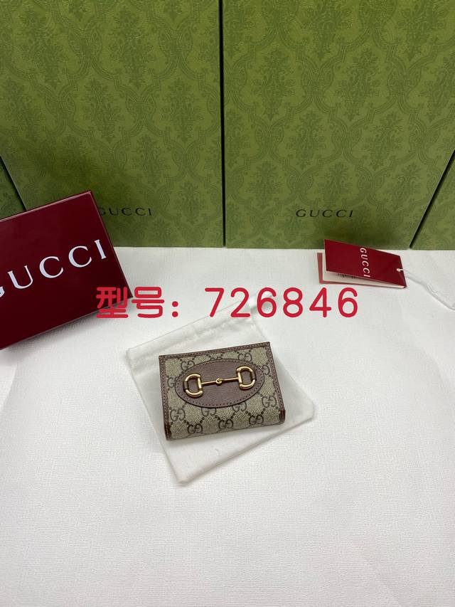 配红盒包装 款式726846 92Tcg 8563直接从档案中提取,并以当代车型为特色,Morsetto的根源在于品牌在运动和休闲领域的起源。金色硬件连接了Gu 配红盒包装 款式726846 92Tcg 8563直接从档案中提取,并以当代车型为特色,Morsetto的根源在于品牌在运动和休闲领域的起源。金色硬件连接了Gu