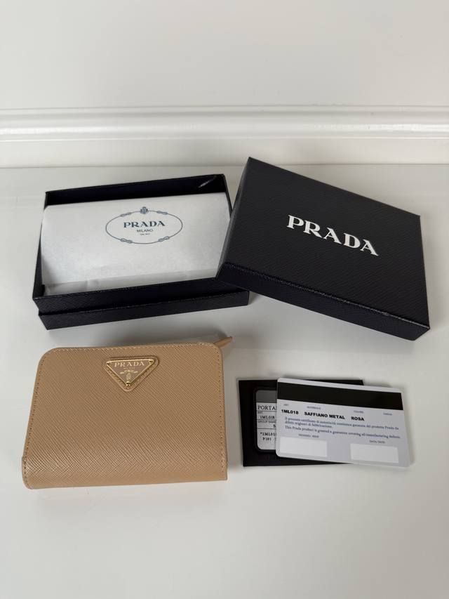 P家女士十字纹短夹，型号1Ml018，按扣开合设计，内设9个卡槽，一个钞票隔层，一个带拉链的零隔层，尺寸12 X 8Cm，尺寸小巧但功能齐全，实用与时尚兼备，手