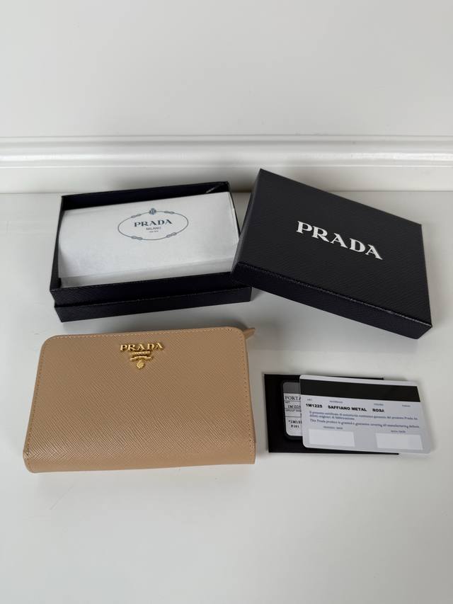 P家女士十字纹短夹，元单品质，型号1M1225，十个卡位插口，两个证件袋，一个带拉链的零袋夹层，尺寸14X9.5Cm。