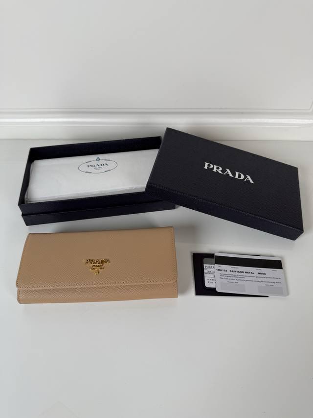 P家女士翻盖皮夹，型号1Mh132，裸色，进口十字纹牛皮制作，原单品质，尺寸18.7X9.5Cm，实物拍摄，所见即所得