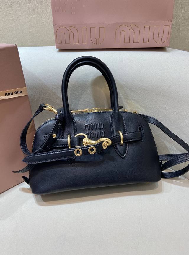 特级原厂配专柜包装经典爆款5Bb169小号 这款Aventure Nappa皮革手提包的灵感源自M家典藏单品，其结构经过调整，变得更加轻便，焕发全新个性，打造具