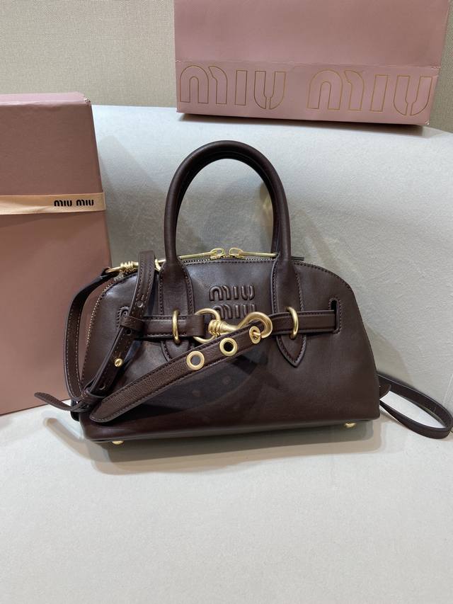 特级原厂配专柜包装完整经典爆款5Bb169小号 这款Aventure Nappa皮革手提包的灵感源自M家典藏单品，其结构经过调整，变得更加轻便，焕发全新个性，打